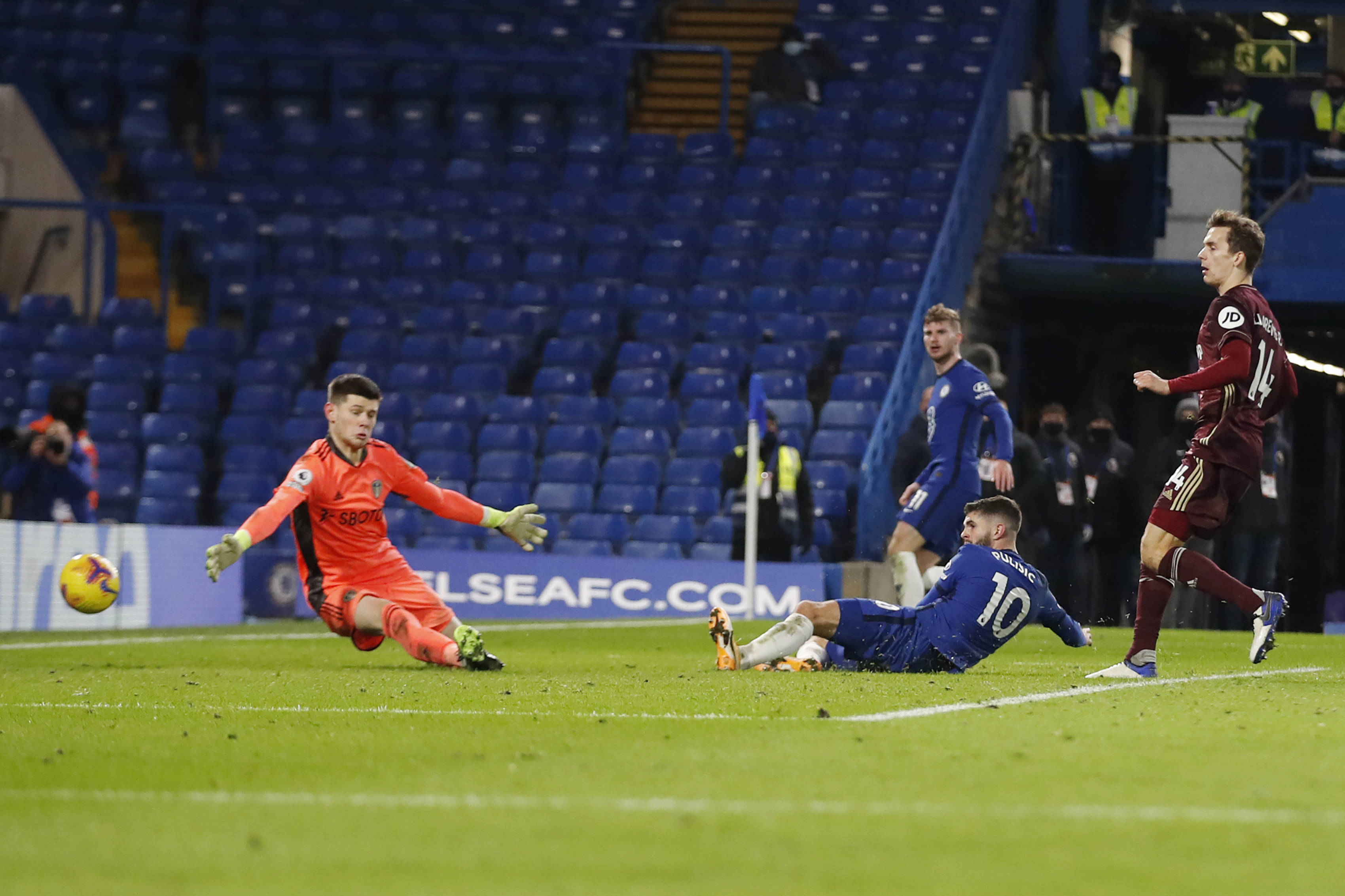 记者：布莱顿对埃斯图皮尼安要价远低于3000万，米兰会继续行动.